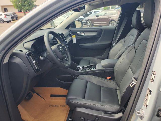 2026 Volvo XC40 Plus, B5 AWD Gas (mild hybrid), Dark