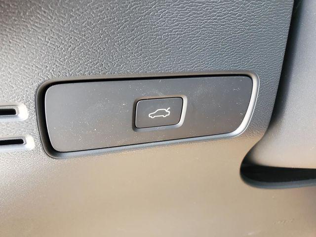 2026 Volvo XC40 Plus, B5 AWD Gas (mild hybrid), Dark