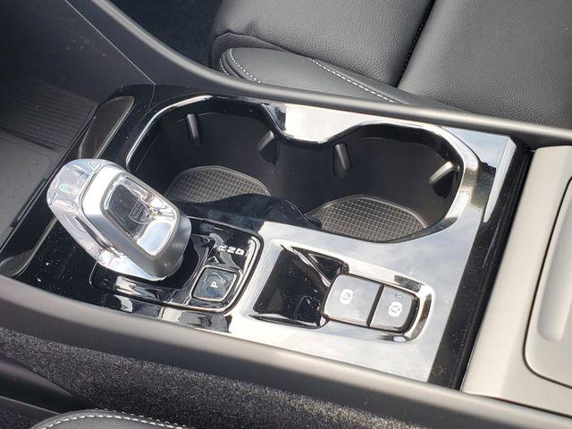 2026 Volvo XC40 Plus, B5 AWD Gas (mild hybrid), Dark
