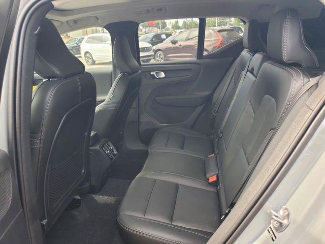 2026 Volvo XC40 Plus, B5 AWD Gas (mild hybrid), Dark