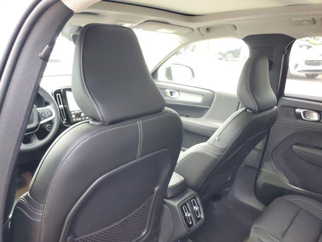 2026 Volvo XC40 Plus, B5 AWD Gas (mild hybrid), Dark