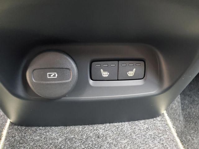 2026 Volvo XC40 Plus, B5 AWD Gas (mild hybrid), Dark