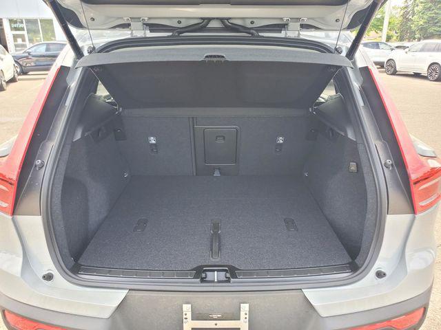 2026 Volvo XC40 Plus, B5 AWD Gas (mild hybrid), Dark