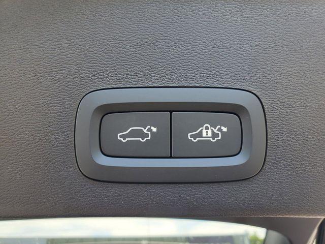 2026 Volvo XC40 Plus, B5 AWD Gas (mild hybrid), Dark