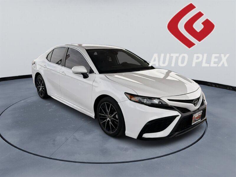 2023 Toyota Camry SE's photo