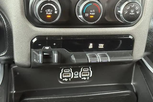 2020 Ram 1500 Big Horn Crew Cab 4x4 5'7" Box