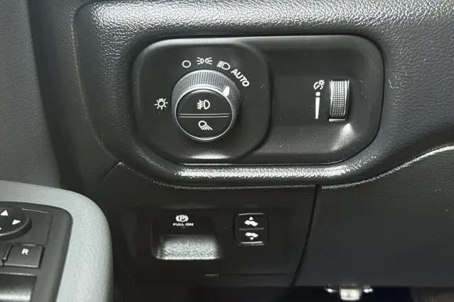 2020 Ram 1500 Big Horn Crew Cab 4x4 5'7" Box