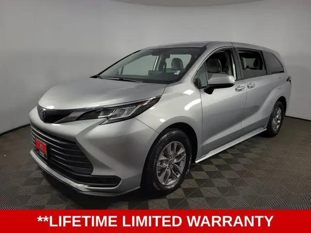 2022 Toyota Sienna LE