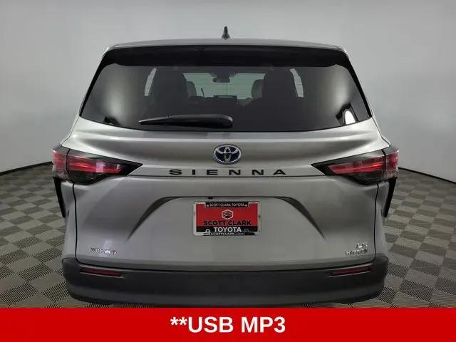 2022 Toyota Sienna LE