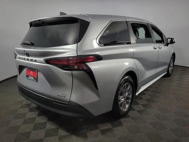 2022 Toyota Sienna LE