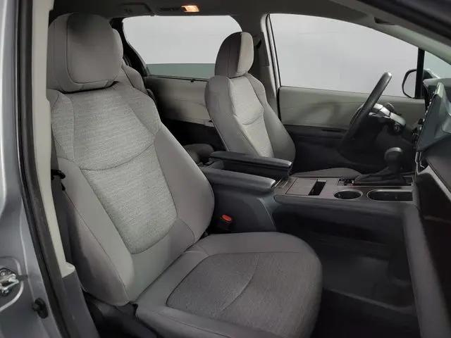 2022 Toyota Sienna LE