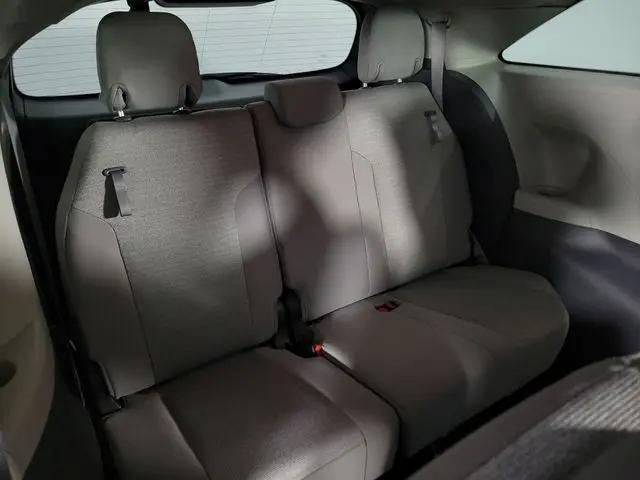 2022 Toyota Sienna LE