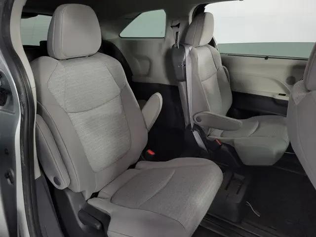 2022 Toyota Sienna LE