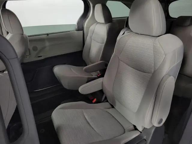 2022 Toyota Sienna LE