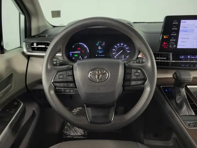 2022 Toyota Sienna LE