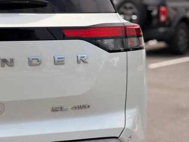 2023 Nissan Pathfinder SL 4WD