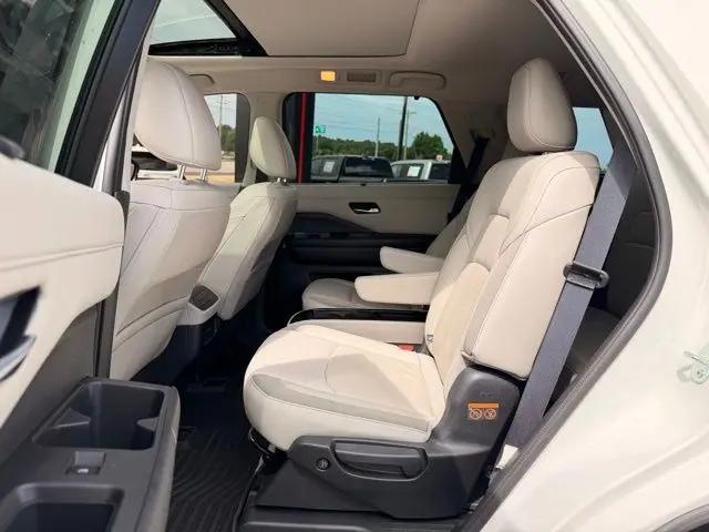 2023 Nissan Pathfinder SL 4WD