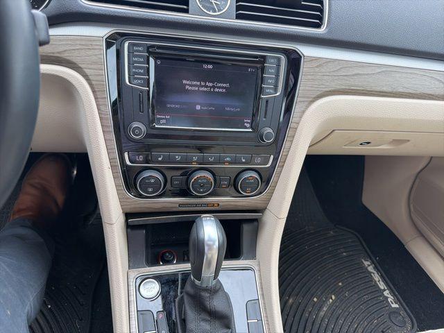 2016 Volkswagen Passat V6 SEL Premium