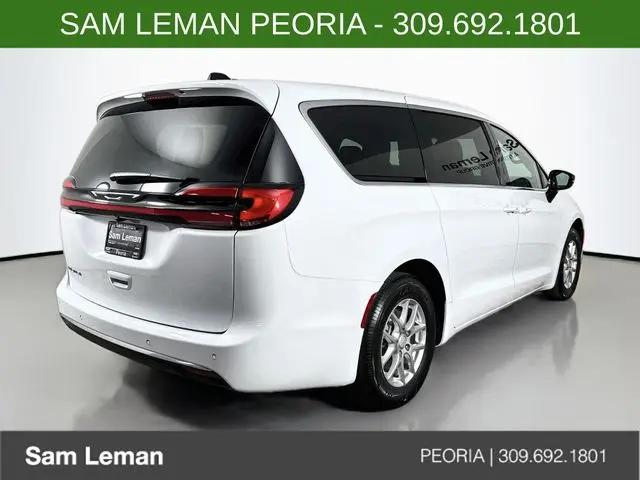 2027 Chrysler Pacifica Select