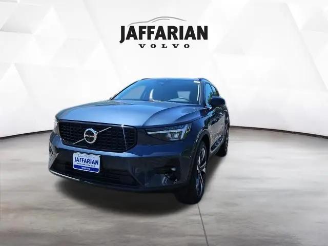2026 Volvo XC40 Plus, B5 AWD Gas (mild hybrid), Dark