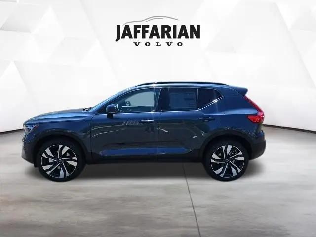 2026 Volvo XC40 Plus, B5 AWD Gas (mild hybrid), Dark
