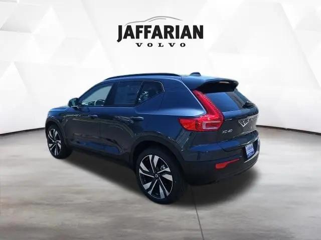 2026 Volvo XC40 Plus, B5 AWD Gas (mild hybrid), Dark