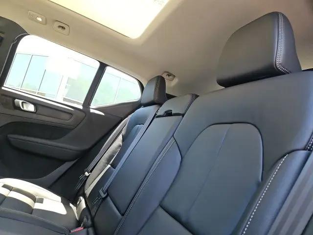 2026 Volvo XC40 Plus, B5 AWD Gas (mild hybrid), Dark