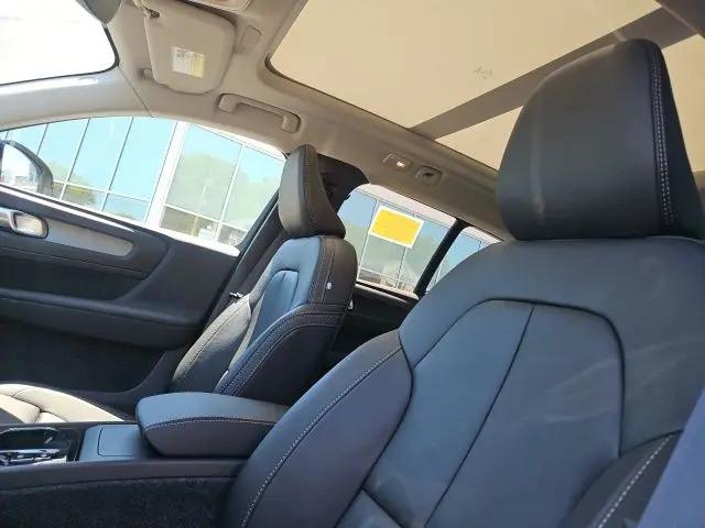 2026 Volvo XC40 Plus, B5 AWD Gas (mild hybrid), Dark