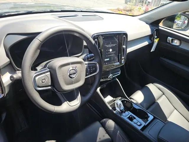 2026 Volvo XC40 Plus, B5 AWD Gas (mild hybrid), Dark