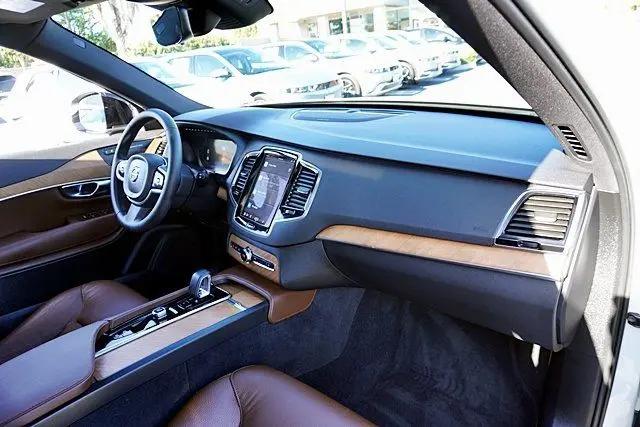 2023 Volvo XC90 Recharge T8 Plus Dark Theme 7-Seater