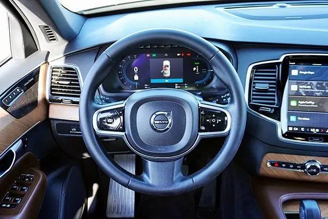 2023 Volvo XC90 Recharge T8 Plus Dark Theme 7-Seater