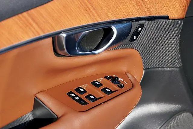 2023 Volvo XC90 Recharge T8 Plus Dark Theme 7-Seater