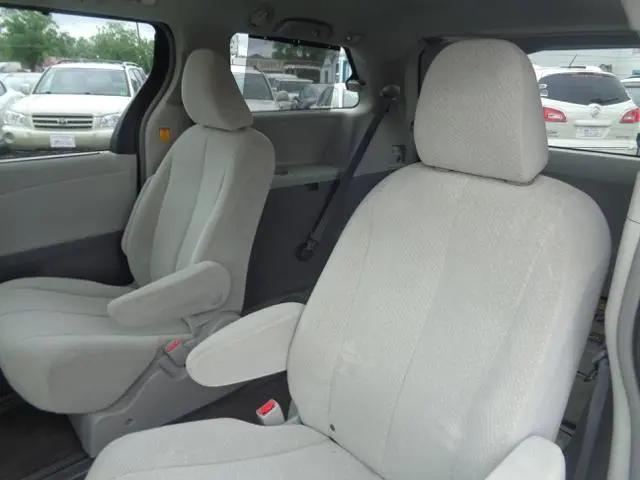 2013 Toyota Sienna LE 7 Passenger