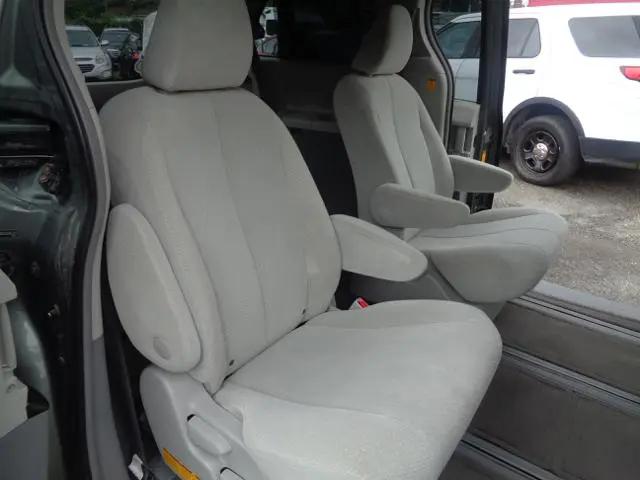 2013 Toyota Sienna LE 7 Passenger