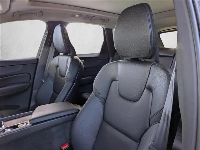 2022 Volvo XC60 B5 Momentum