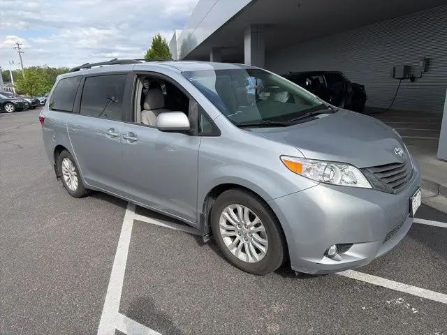 2015 Toyota Sienna XLE 8 Passenger