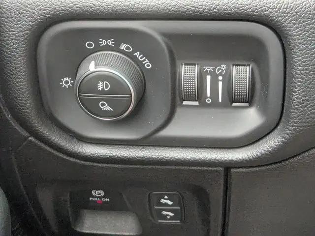 2019 Ram 1500 Big Horn/Lone Star Crew Cab 4x4 57 Box