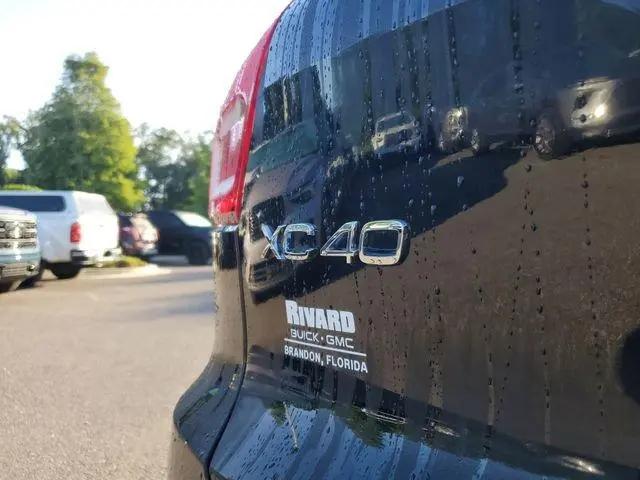 2026 Volvo XC40 Plus, B5 AWD Gas (mild hybrid), Dark
