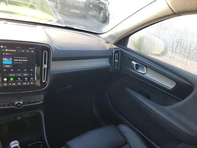 2026 Volvo XC40 Plus, B5 AWD Gas (mild hybrid), Dark