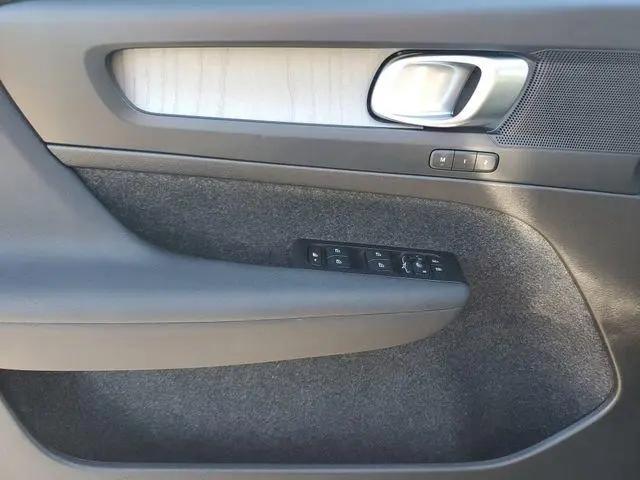 2026 Volvo XC40 Plus, B5 AWD Gas (mild hybrid), Dark