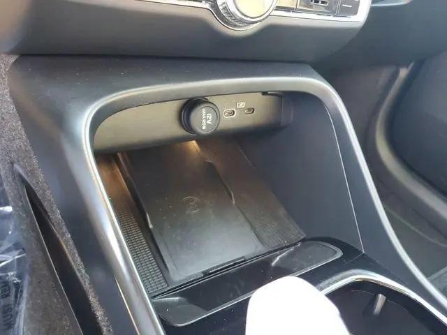 2026 Volvo XC40 Plus, B5 AWD Gas (mild hybrid), Dark