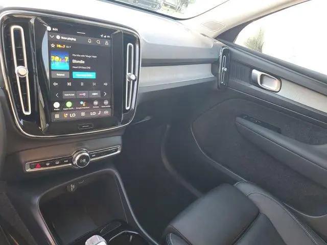 2026 Volvo XC40 Plus, B5 AWD Gas (mild hybrid), Dark