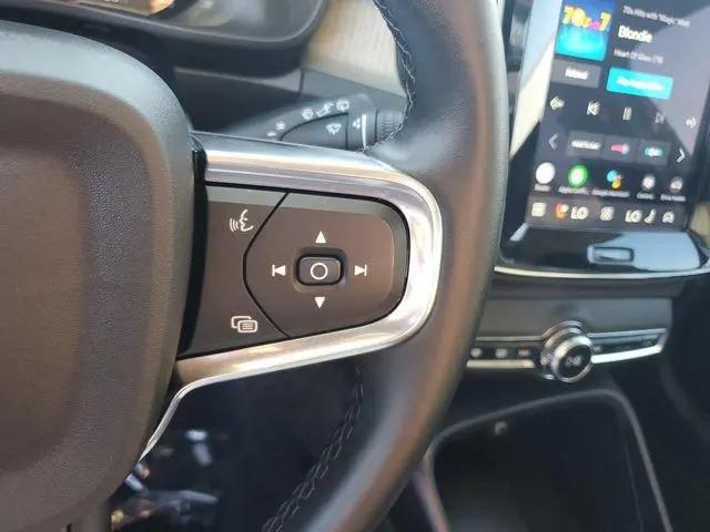 2026 Volvo XC40 Plus, B5 AWD Gas (mild hybrid), Dark