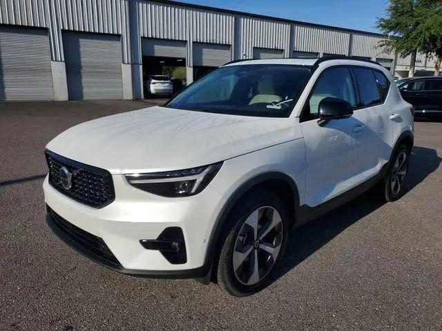 2026 Volvo XC40 Plus, B5 AWD Gas (mild hybrid), Dark