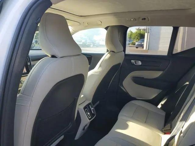 2026 Volvo XC40 Plus, B5 AWD Gas (mild hybrid), Dark