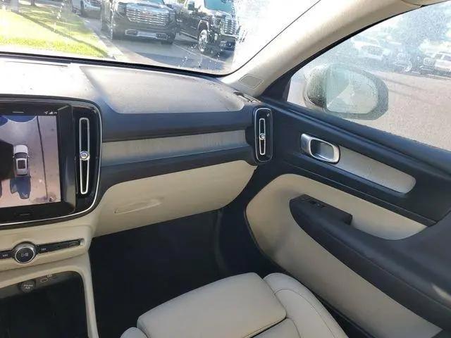 2026 Volvo XC40 Plus, B5 AWD Gas (mild hybrid), Dark