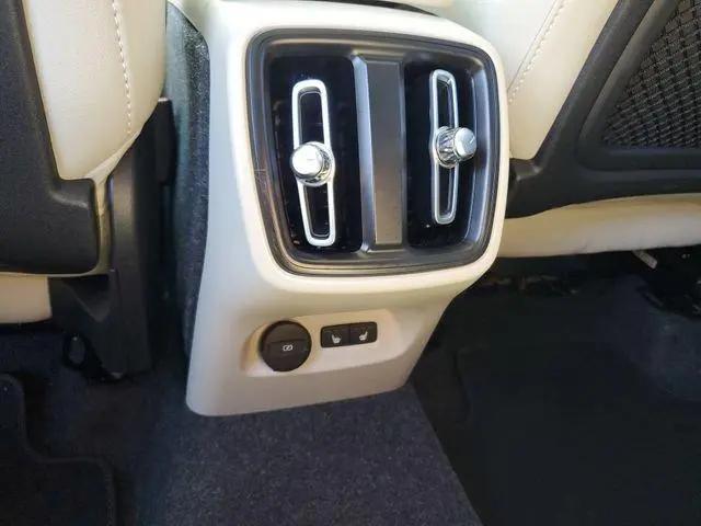 2026 Volvo XC40 Plus, B5 AWD Gas (mild hybrid), Dark