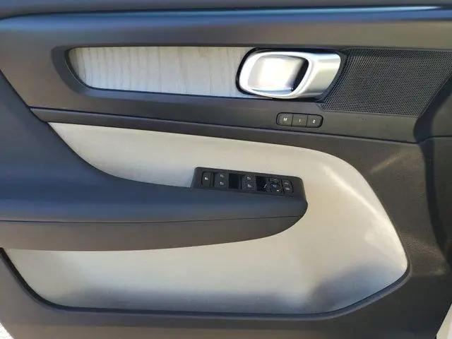 2026 Volvo XC40 Plus, B5 AWD Gas (mild hybrid), Dark