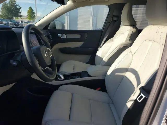 2026 Volvo XC40 Plus, B5 AWD Gas (mild hybrid), Dark