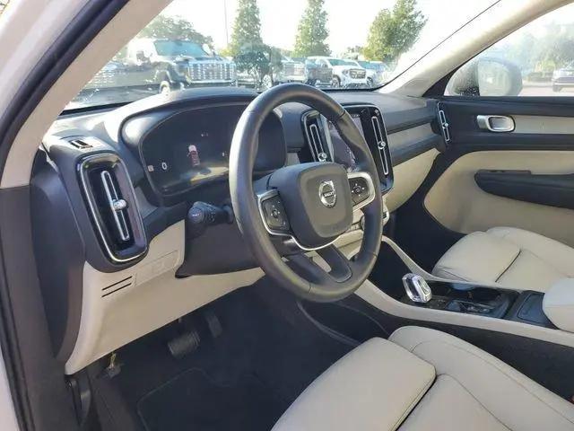 2026 Volvo XC40 Plus, B5 AWD Gas (mild hybrid), Dark